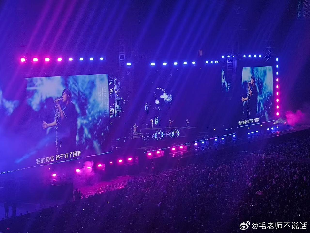 青春滤镜碎了！周杰伦演唱会被指"划水一小时"，高价票换来满场敷衍
 
周杰伦杭州