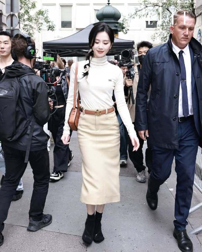 最近刘诗诗去参加时装周了，她这回搭配了一身浅色的衣服，看上去格外的高贵。

刘诗