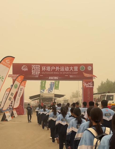 陶鹏飞现场科普 解读瑞虎 8 赛级民用实力驰骋大漠赛场，怀揣温情初心。5 月 2