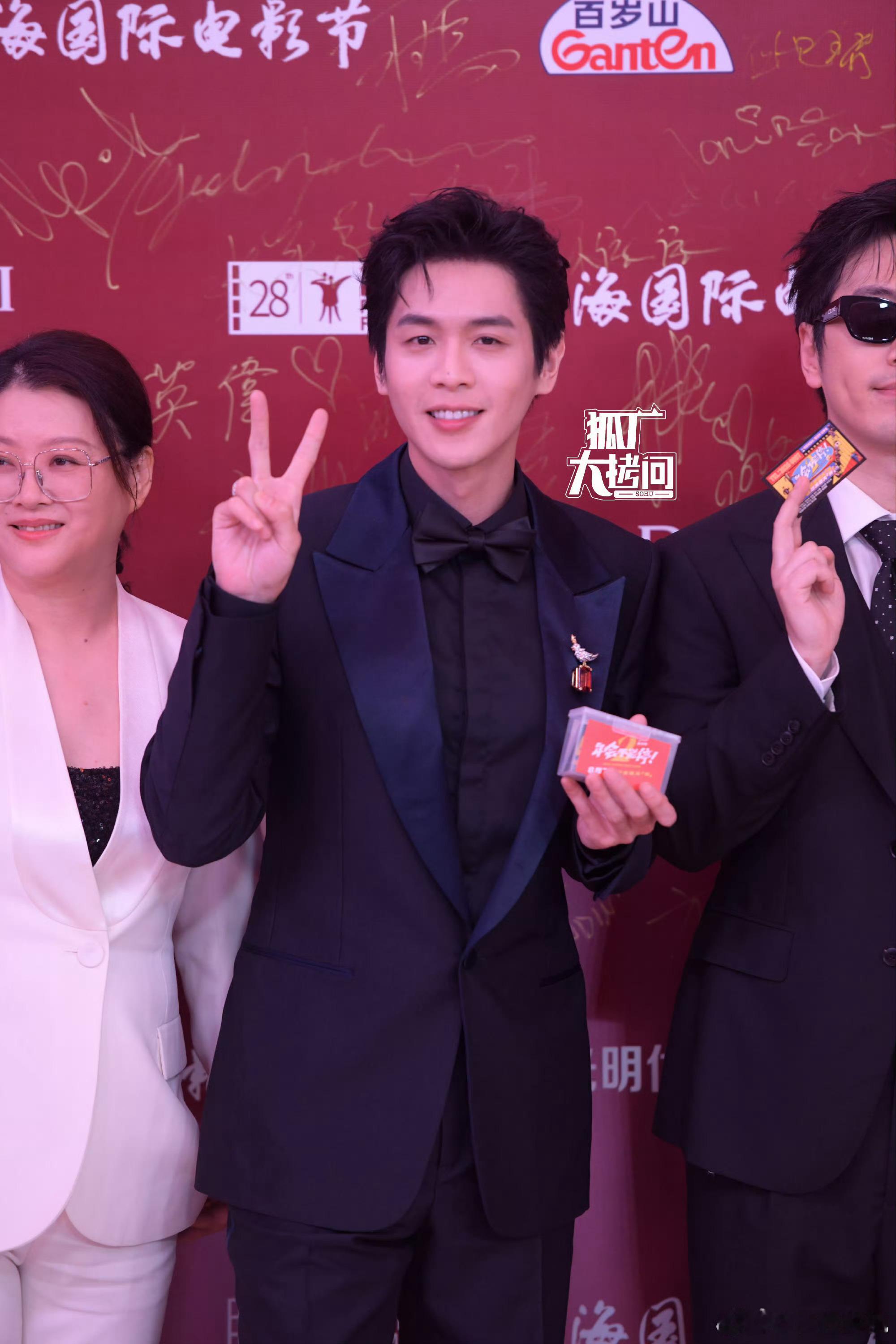 张若昀无惧怼脸张若昀比耶很萌 张若昀上影节红毯，完完全全无惧怼脸，比耶很萌 