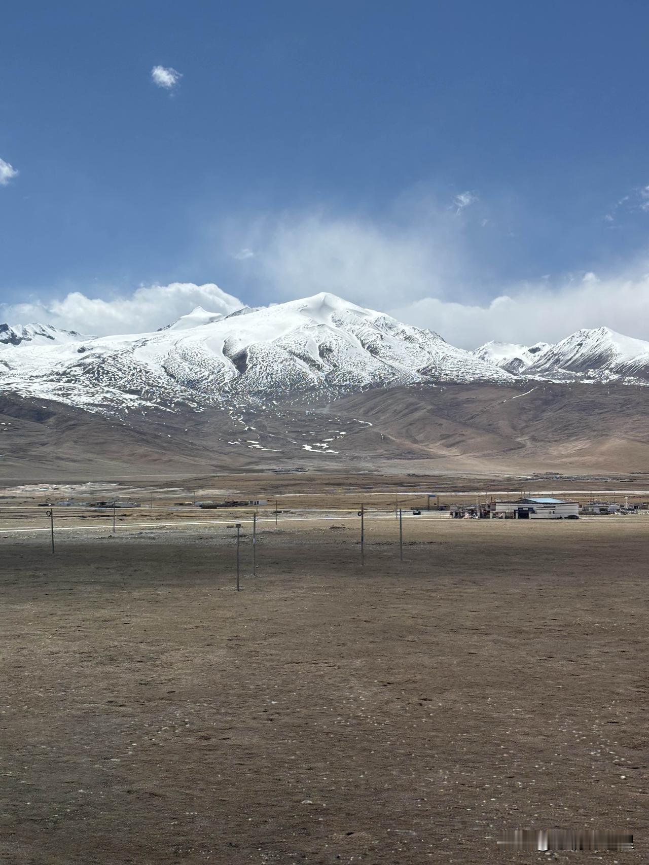 参加一个去西藏的旅游团，除了两个年轻人陪同长辈，其余二十人都是六十多岁，两个七十