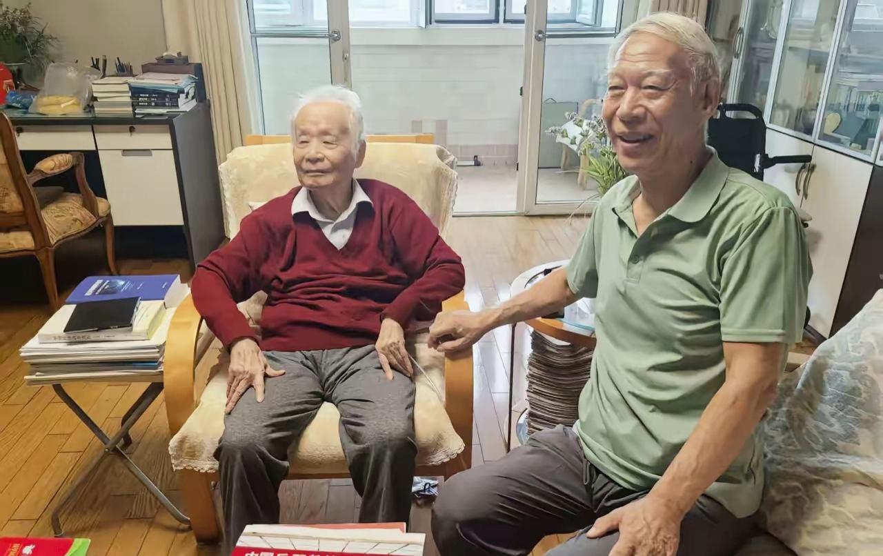 何祚庥老院士会见老友。近日，何老院士家中有贵客到来。来的不是别人，来的是何老院士