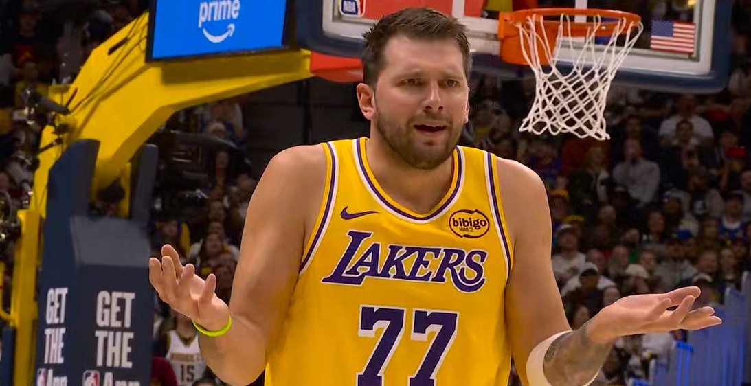 NBA常规赛湖人vs掘金比赛进行中，第二节比赛中，东契奇领到本赛季第15次技术犯