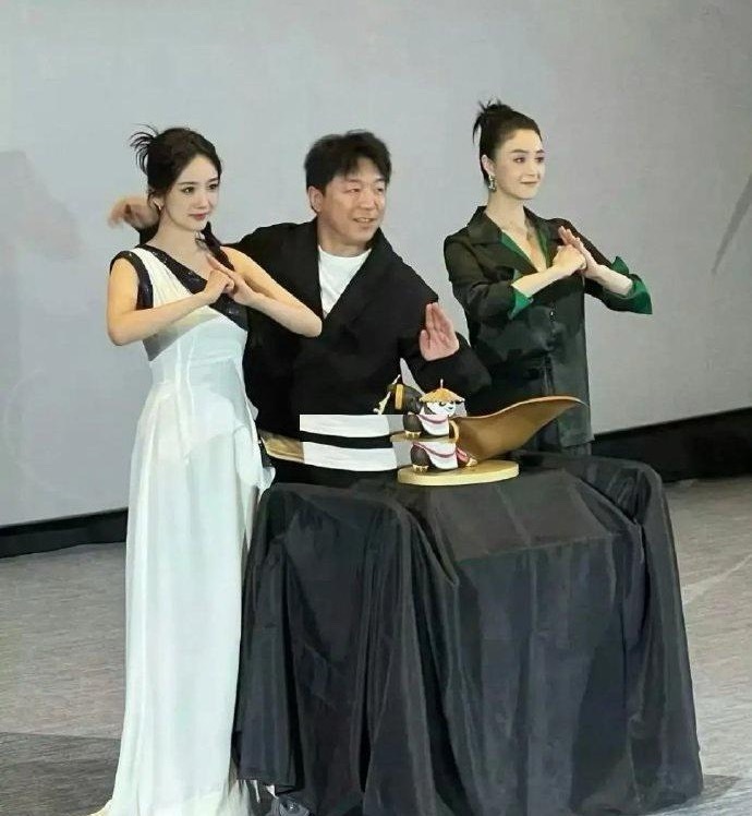 蒋欣单独看着好像很壮实，看了她和杨幂的合照，才知道原来这么瘦 ​​​