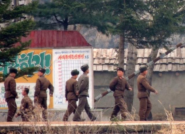 中朝边境鸭绿江口，曾是两国友好的象征。然而近年来，地理变迁与历史条约交织，导致我