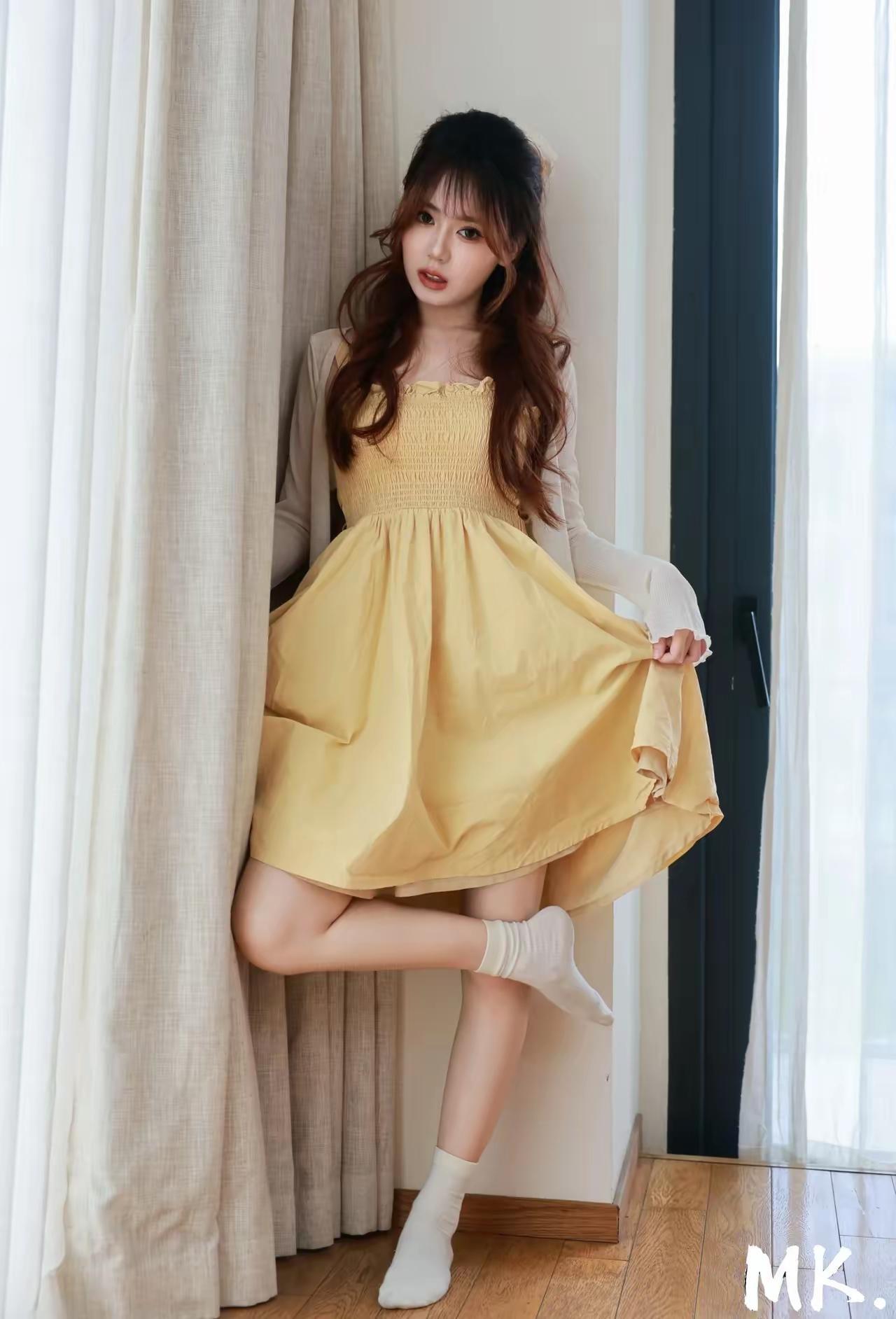 白袜黄衣小美女！
黄色吸睛，白色更吸睛，
小美女这样穿搭，
真是甜……
