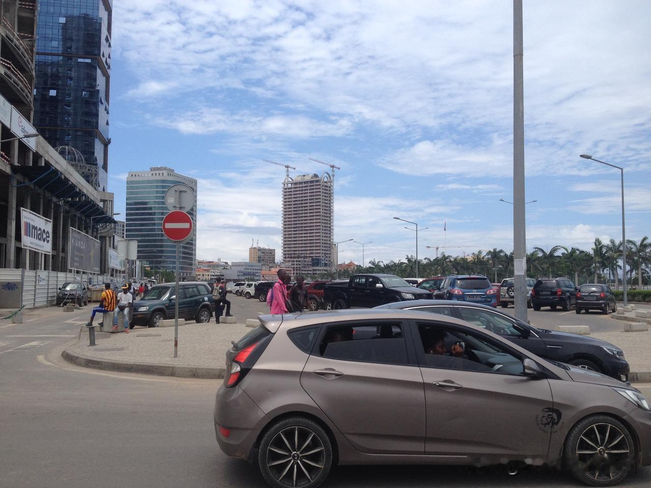 #90年女生外派非洲两年，要不要去#
先除去工资不谈，先谈其它的……若是大公司，