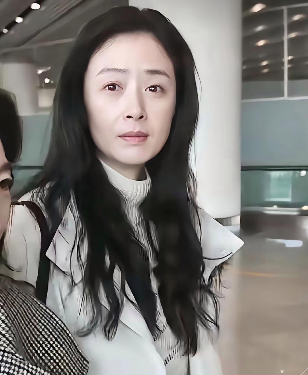 蒋欣素颜直面镜头，卸下妆容滤镜，整个人的状态格外出彩。 ​​​