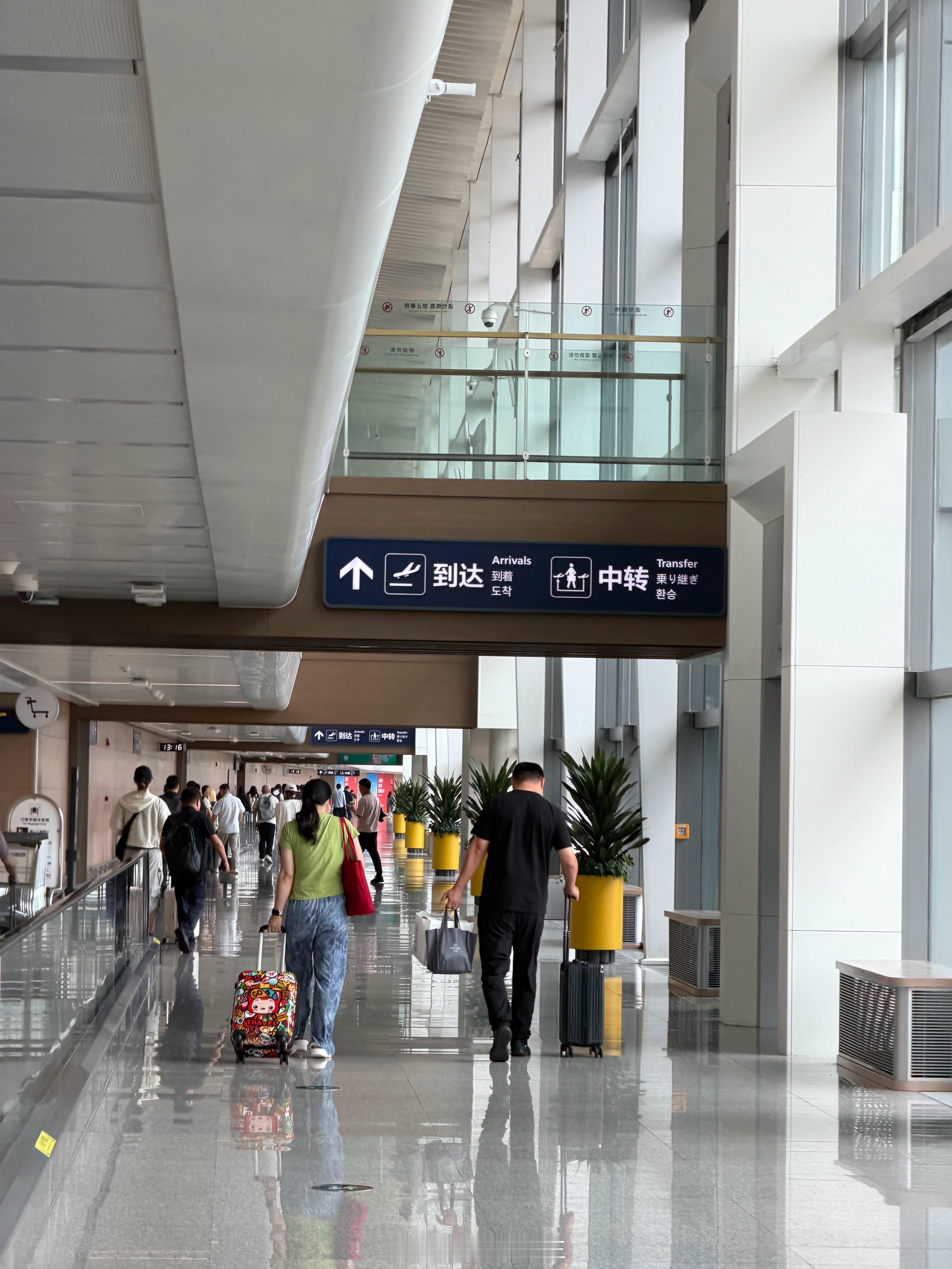 上一次来青岛 还是4年前晚上打算喝点小啤啤吧🍻 胶州·青岛胶东国际机场