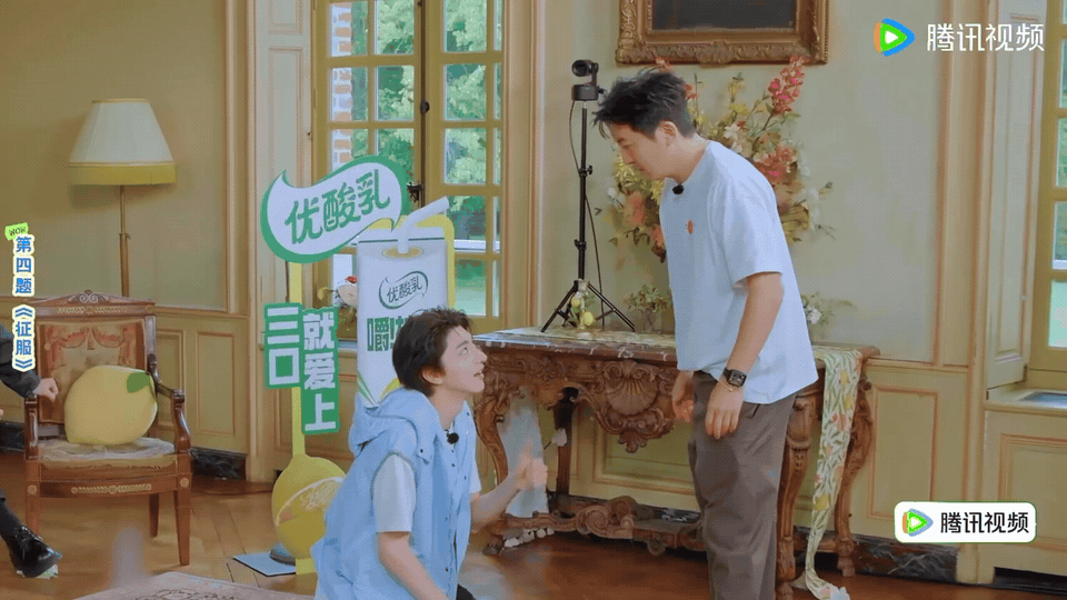 陈星旭让林一跪下就喜欢看熟人局，陈星旭一声令下林一也是指哪打哪，这氛围好不欢乐好