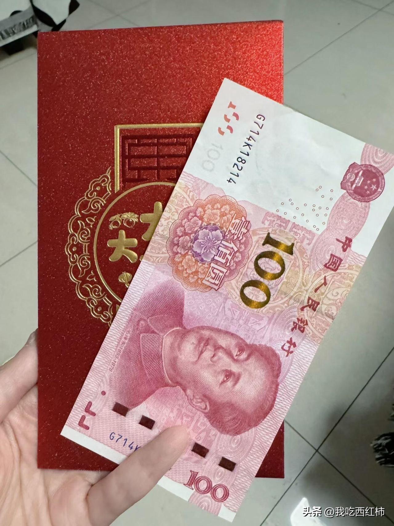 我收到了骑手给的红包。
骨折之后的日子，像是被按下了慢放键。但也正是这些寸步难行