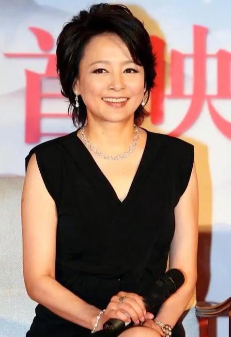 张瑜在采访里突然落泪，说这辈子最后悔的，就是错过了当年那个真心实意对她好的男人。