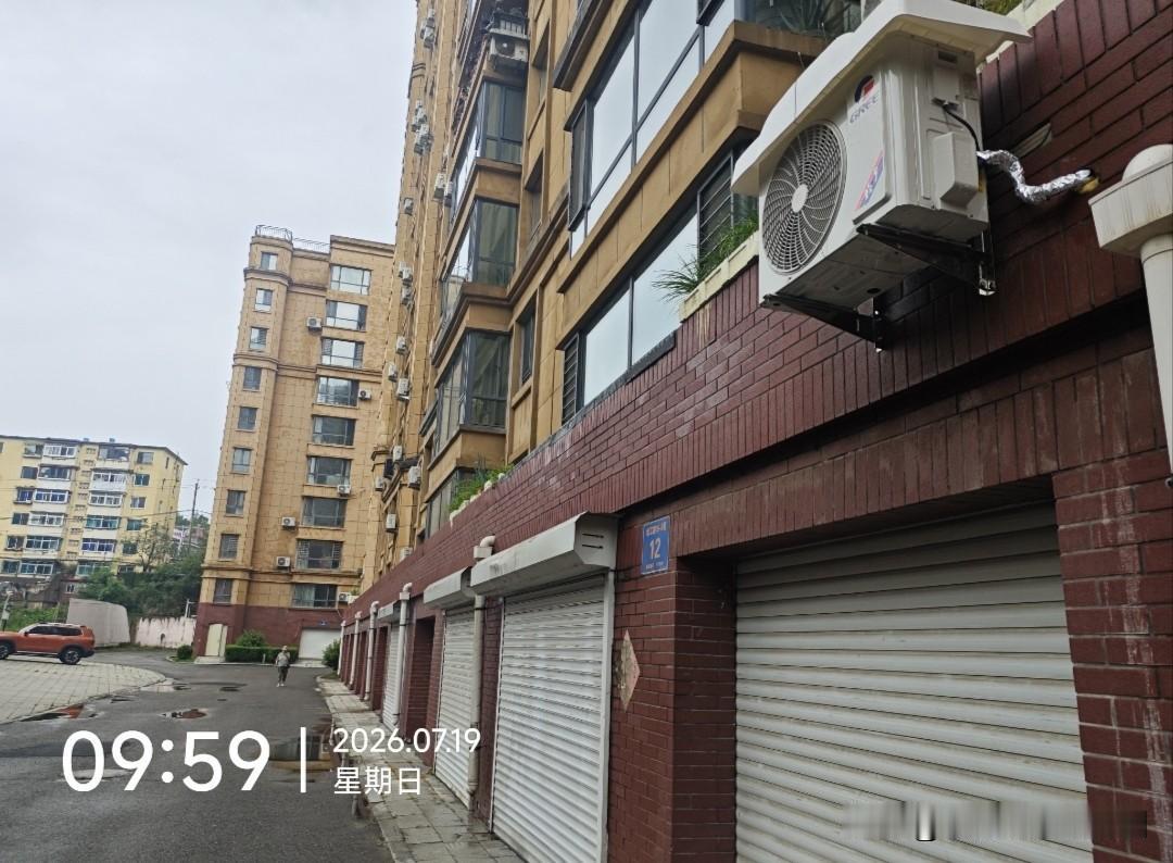 二楼业主在我家车库卷帘门上方，安装了空调外机。昨天，我们拨通了本溪电台百姓热线，