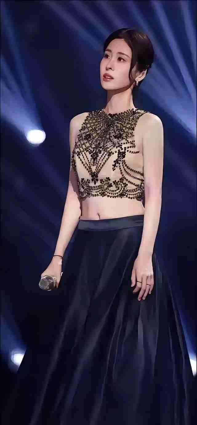 张碧晨演唱会又上热搜，这次是因为一件上衣。
 
灯光打下来，衣服若隐若现，确实惹