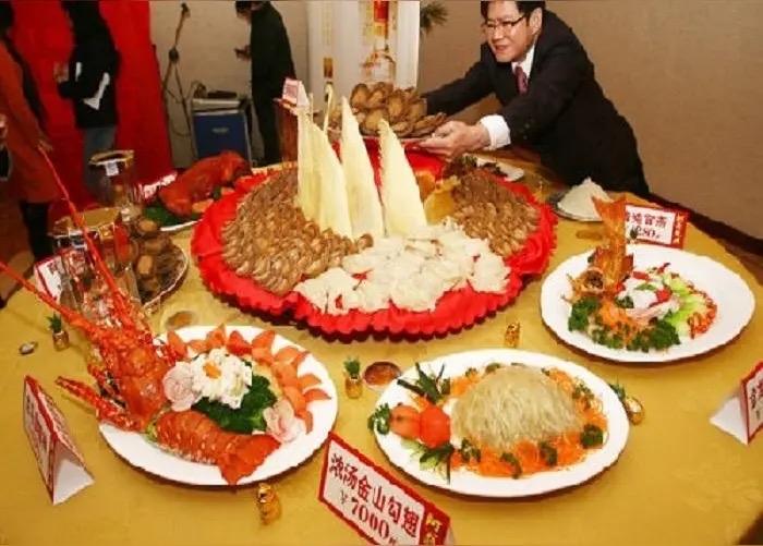 相亲点餐8000元，男方吃完就跑，女方花8000元独自买单！女方：“渣男，好意思