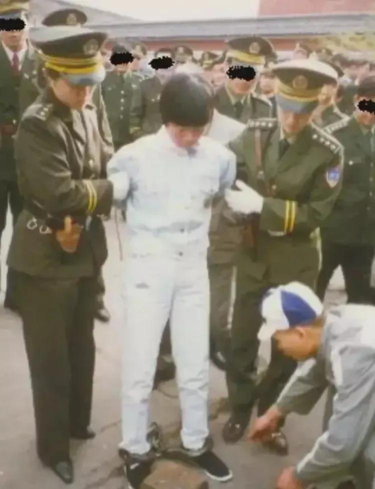 90年代初，一名犯人被执行前，打开脚镣的照片，引起了人们的深思。照片中的女囚犯穿
