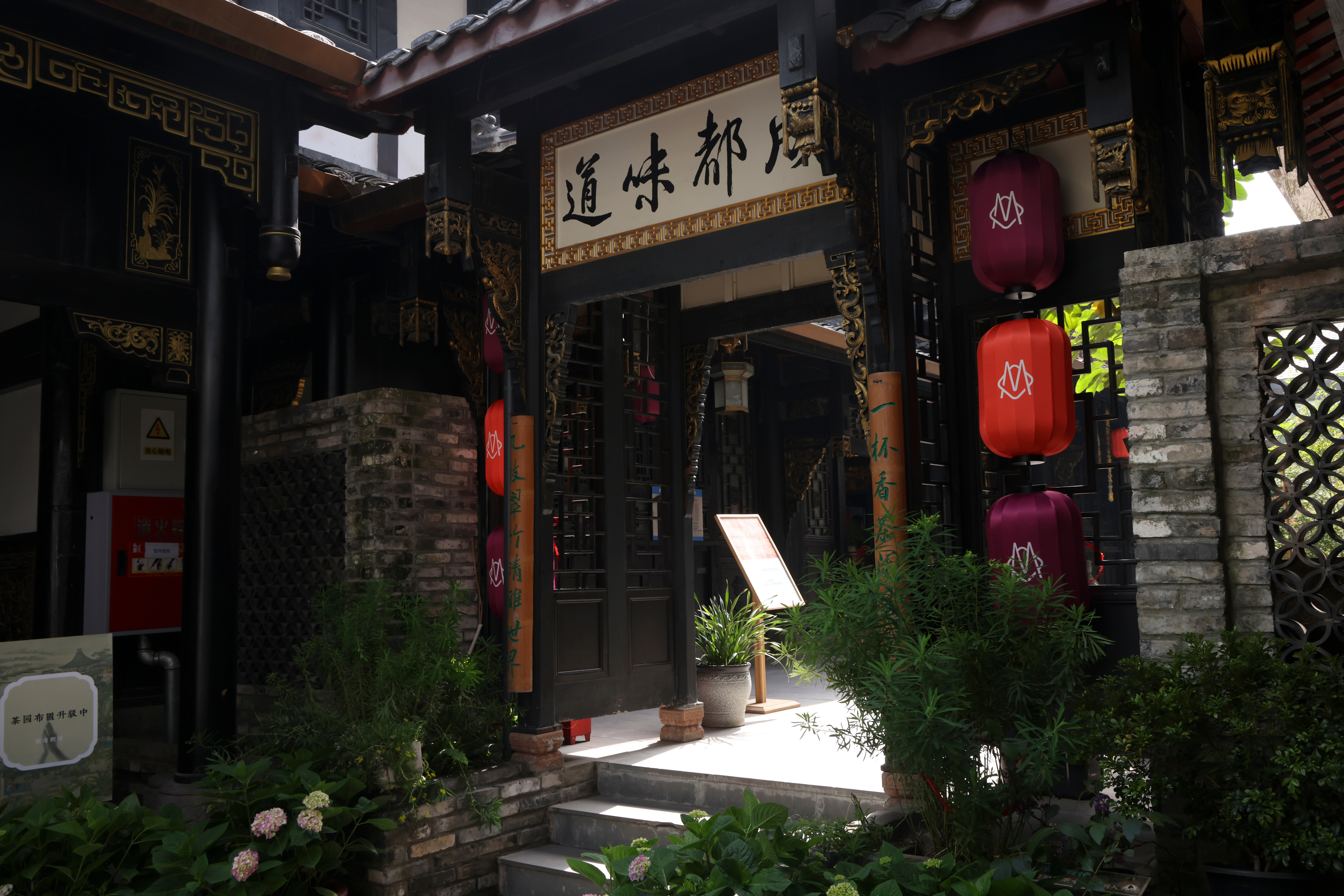 在成都，见证 RIMOWA Essential系列的新品上市-亮橙色和紫红色。每