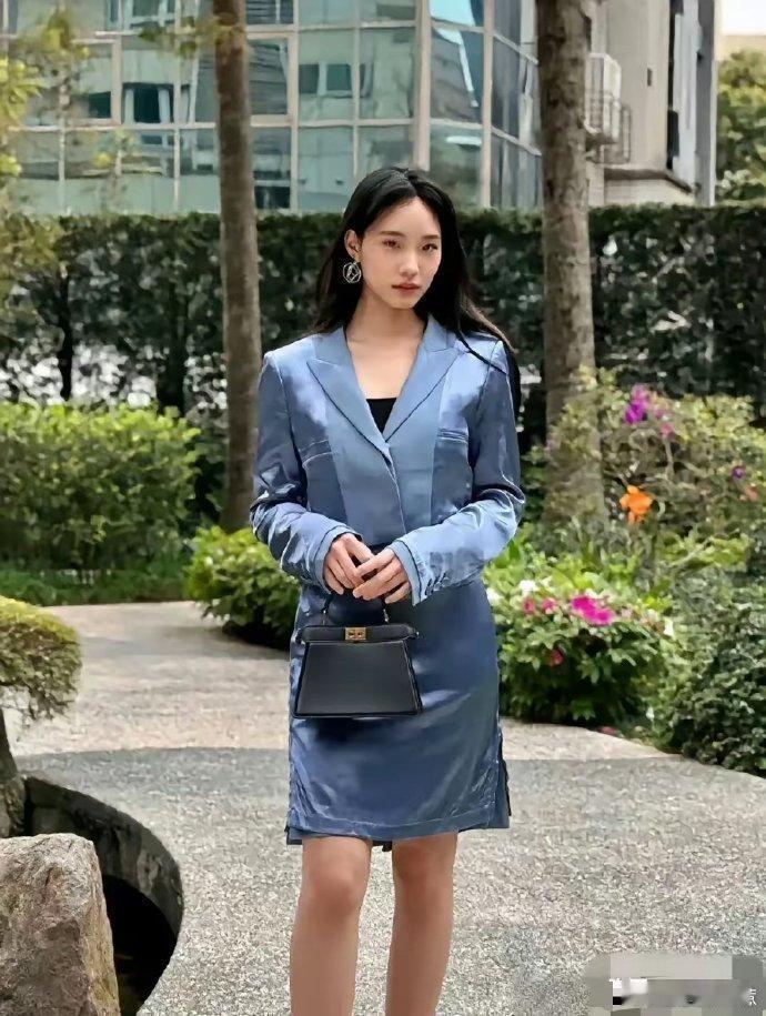 小S将二女儿许韵恩培养得颇具成熟魅力，16岁的她已展现出超越年龄的风采，真不愧是