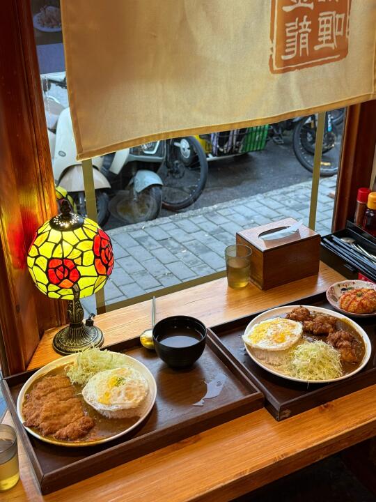 阴天☁️也会喜欢的临街窗边🍛西安温暖小店🥣