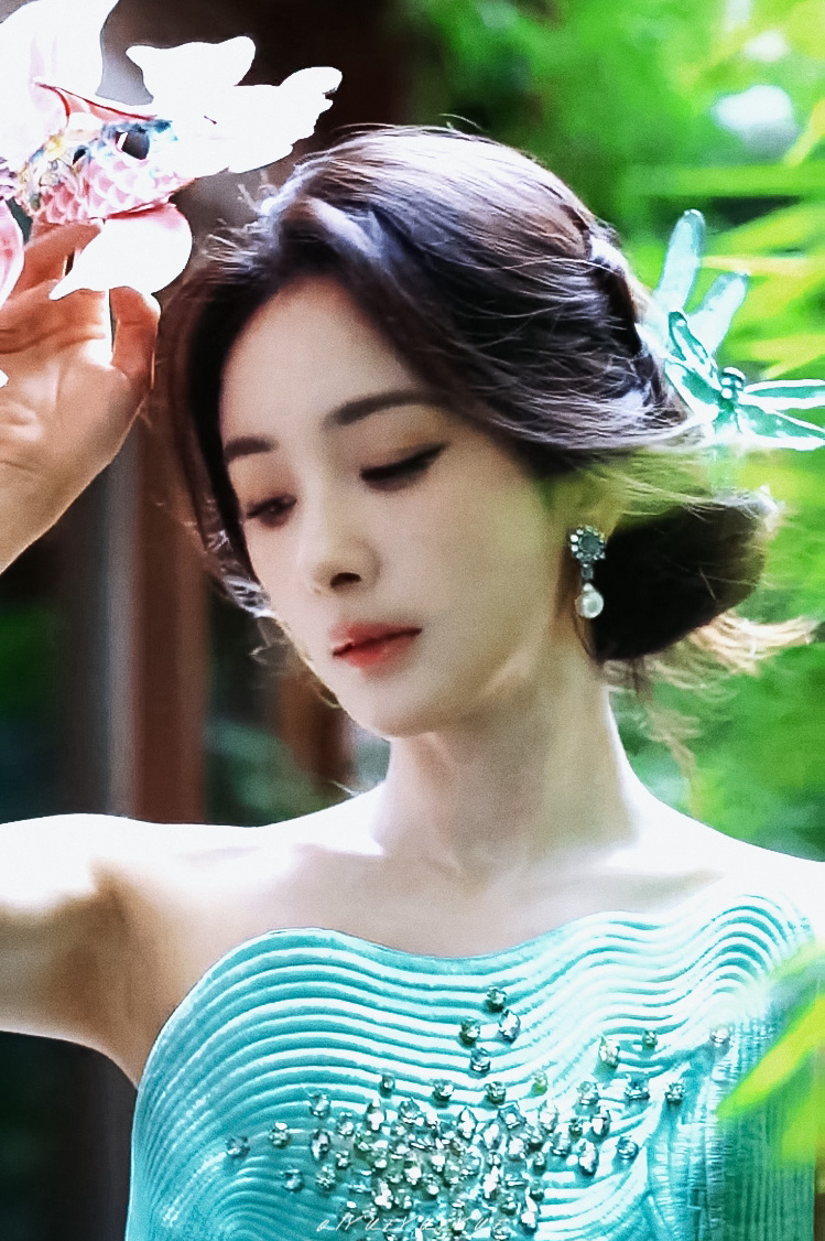 浣花溪上见卿卿，眼波明，黛眉轻。绿云高绾，金簇小蜻蜓。怎么会有人照着古诗长啊 连
