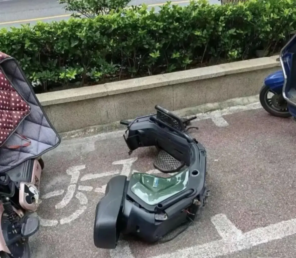 今天高高兴兴的下班，看到我的电动车躺在地上，一瞬间，天旋地转，触动了我...