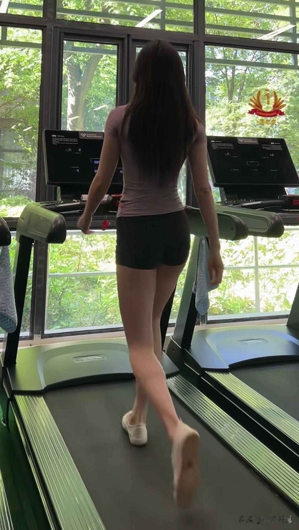 长腿如梭，步履生花。汗水雕琢的修长，是生活最美的艺术。