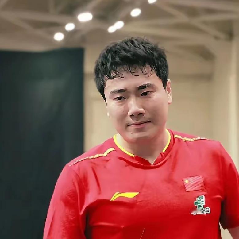 无论之前是否喜欢梁靖崑，此刻大概都会被他的眼泪触动。他本不是情绪化的人，却在赛场