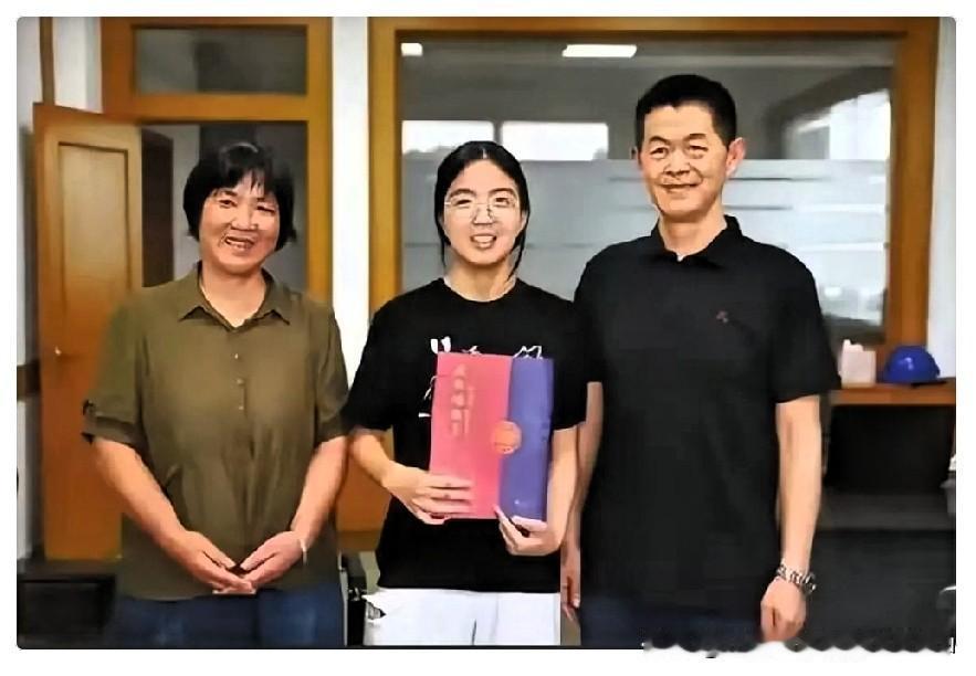浙江女孩被匿名资助4年，今年保研复旦，她决定找到恩人当面致谢，结果见面她在那一瞬