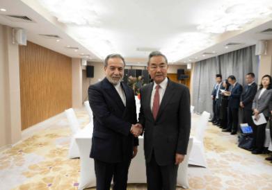 伊朗稳了，中国给承诺。当地时间7月24日，王毅会见伊朗外长：中国给的不是“站队”
