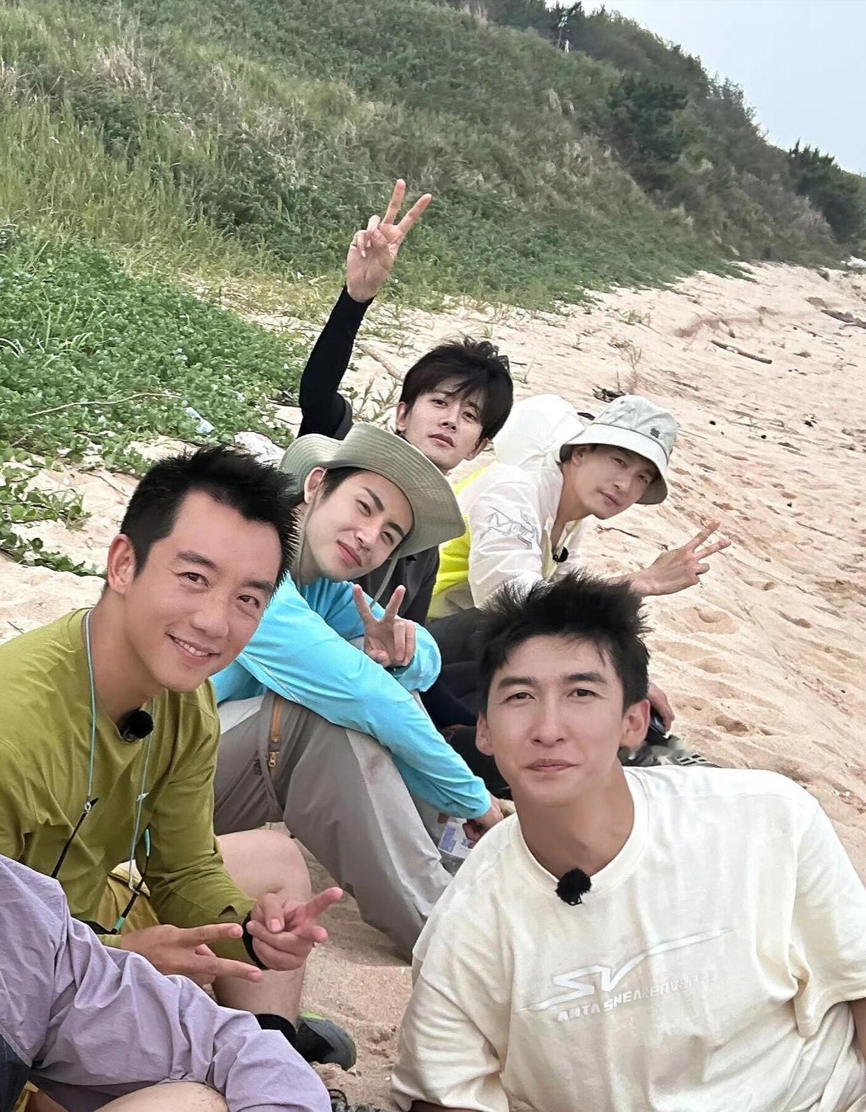 当代综艺创意迭出，嗨放派竟将明星“放逐”至孤岛探险，任嘉伦、郑恺等男星纷纷卸下妆