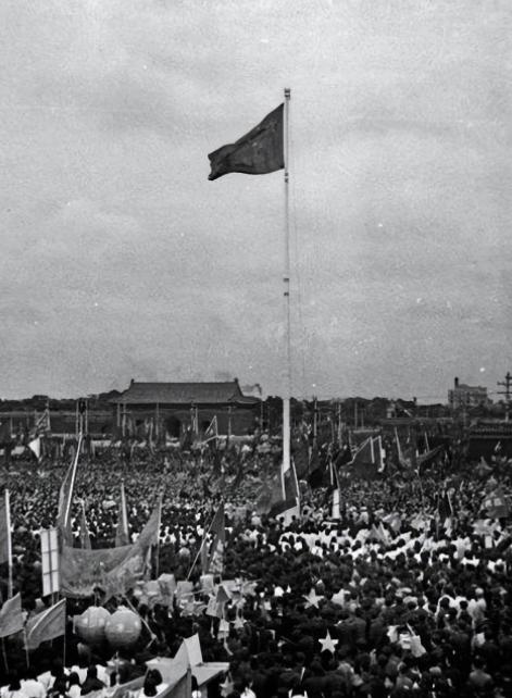 1949年10月1日，下午3点整，天安门城楼。

林伯渠走上前，对着麦克风，深吸