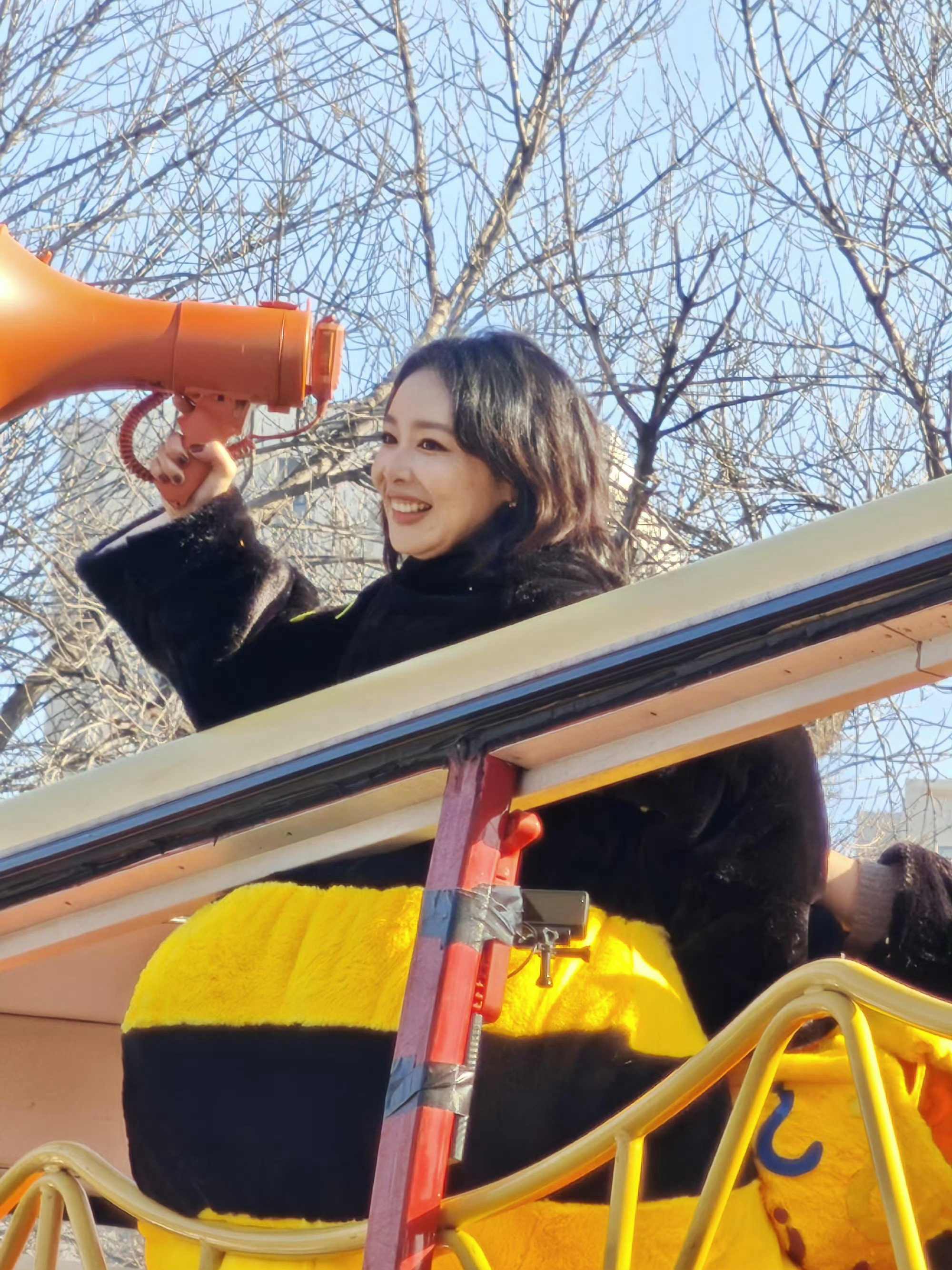 高叶 比人先认出来的是狗 高叶的亲和力真的绝了 眼神里充满了对狗狗的喜爱