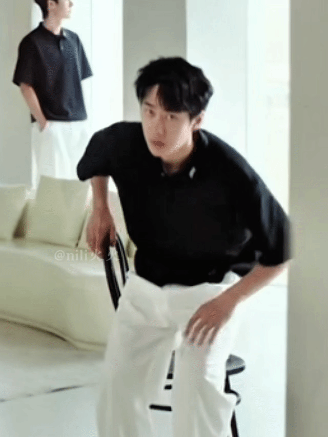 你俩这样坐下真的不别扭么？ 试图挡得严严实实 