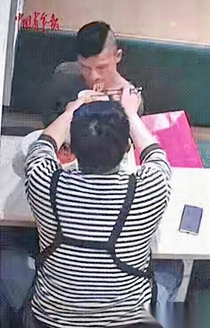 泪目！江苏宿迁一家面馆里，一脑瘫小伙走了进来，服务员热情招呼后，小伙点了碗面。可