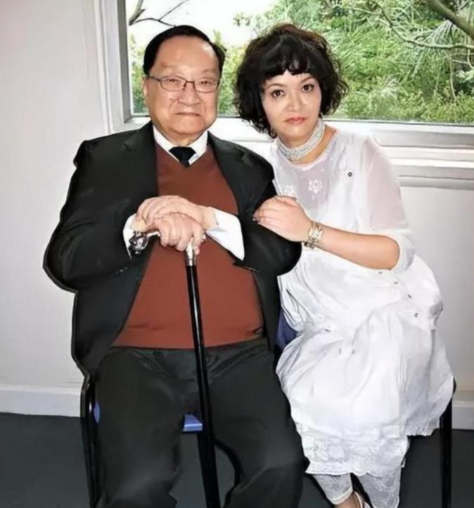1976 年，52 岁的金庸爱上16 岁女招待，执意与妻子离婚。妻子说：可以，对