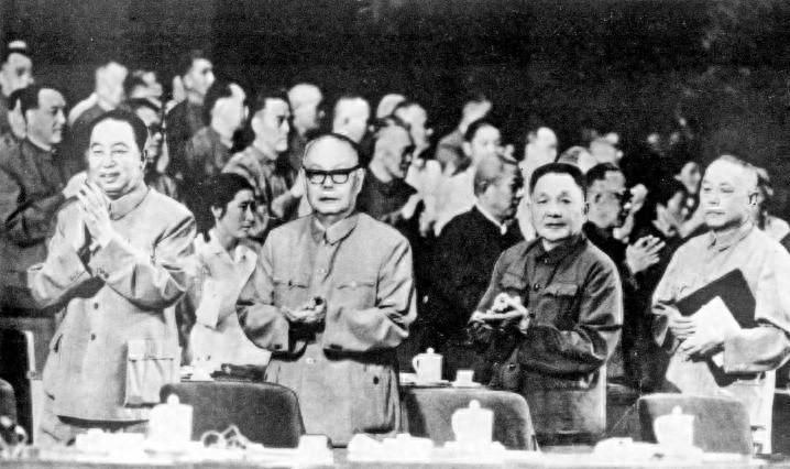 1976年关键时刻，派谁去稳住上海局势？华老、叶帅、李先念各自推荐了哪些人选
1