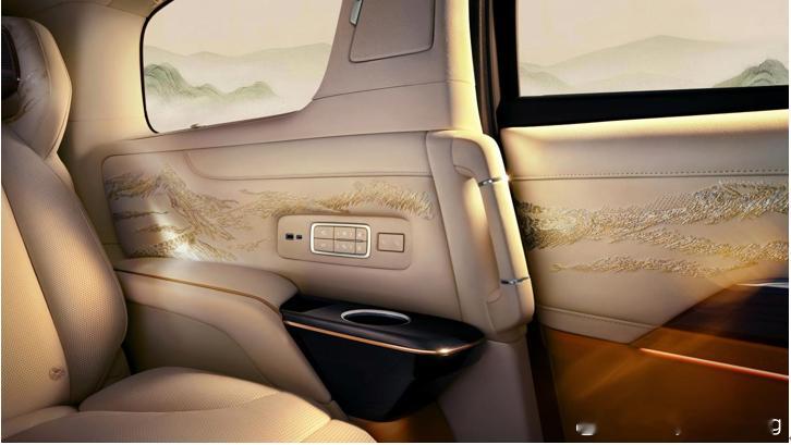 今天，别克发布了世纪CENTURY的焕新版，发布了一个新的车型配色和对应的内饰组