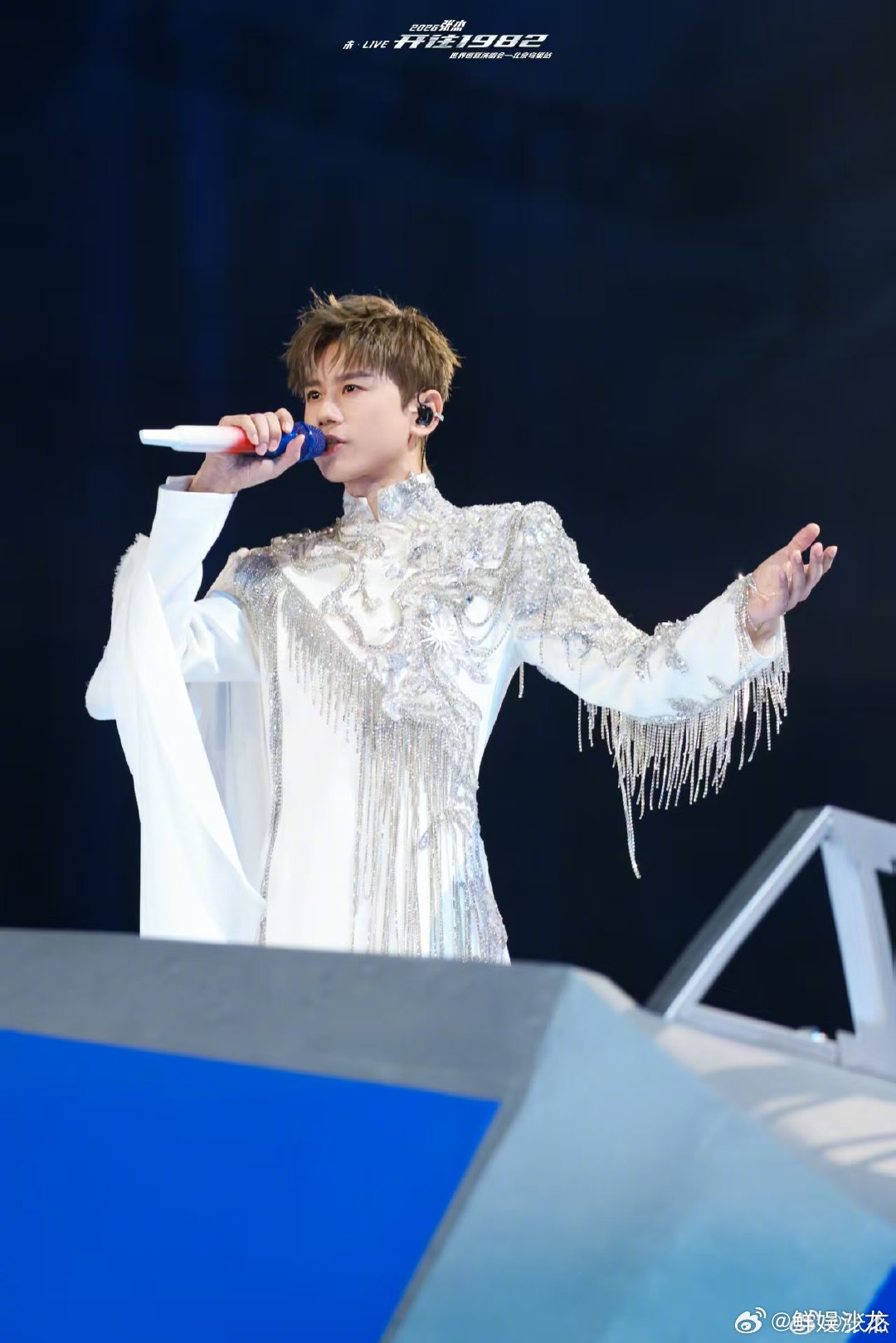 张杰121人超大舞团属于歌手的极致浪漫与霸气，百人舞团护航，121人的阵容气场拉