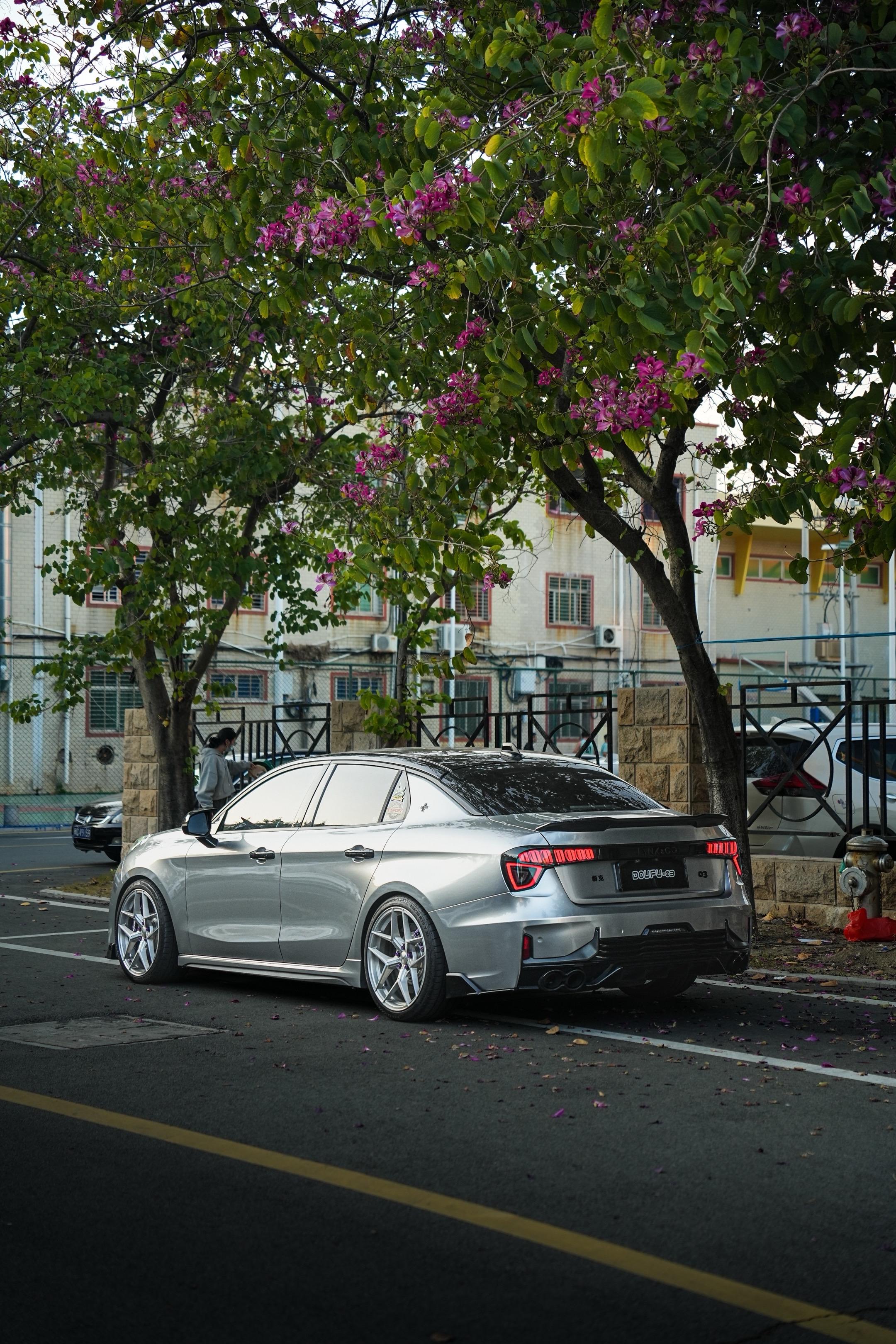 偶尔怀念一下就好了，脚下的路更重要