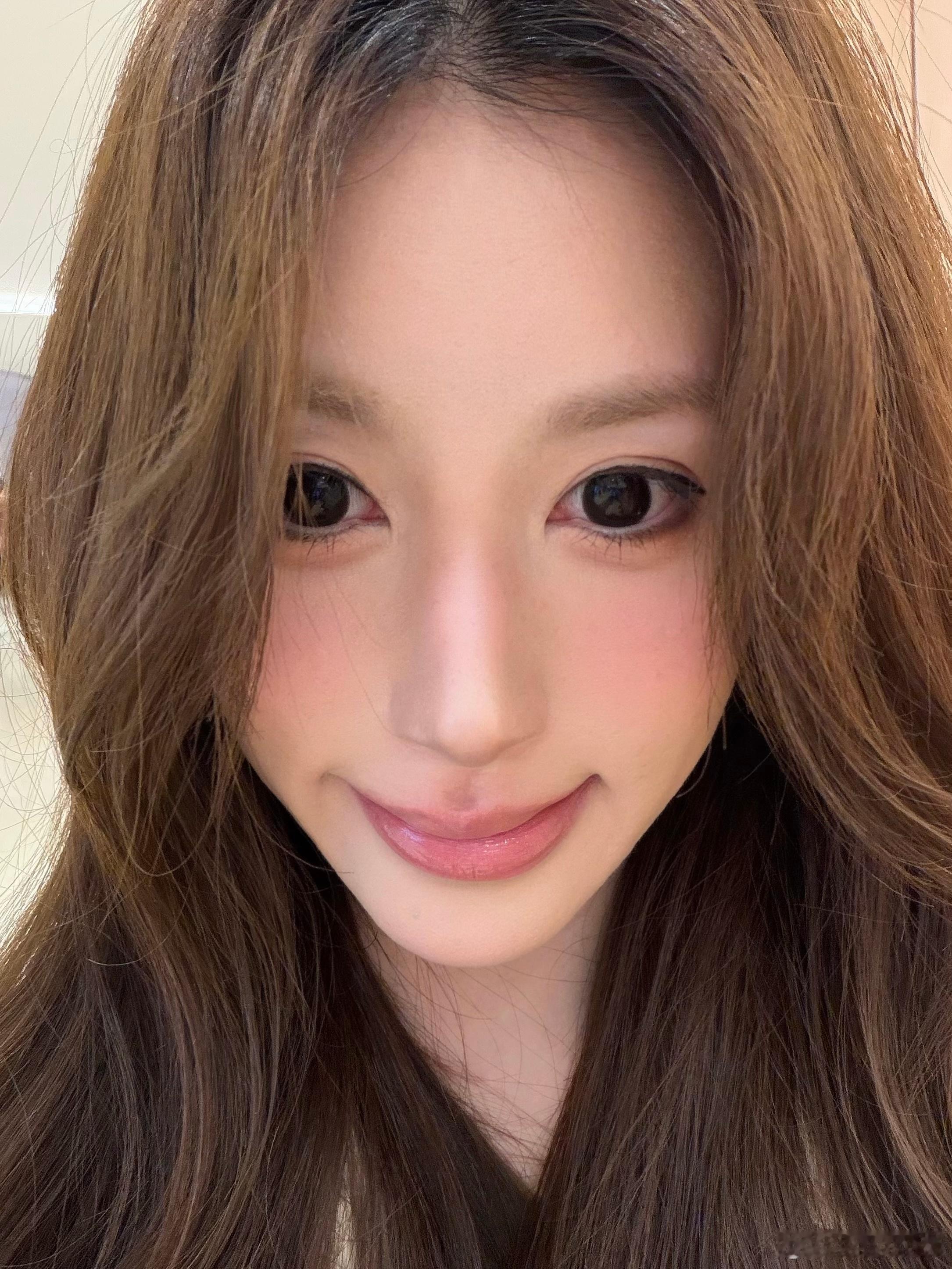 记录一下今天的妆眼尾贴了双眼皮贴 眉毛画粗了 口红吃饭吃没了17pm自拍好高清 