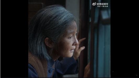 杨幂老年妆 谁看这段没哭湿枕头！杨幂的老年妆把岁月痕迹演活了，尤其是大脚来接她的