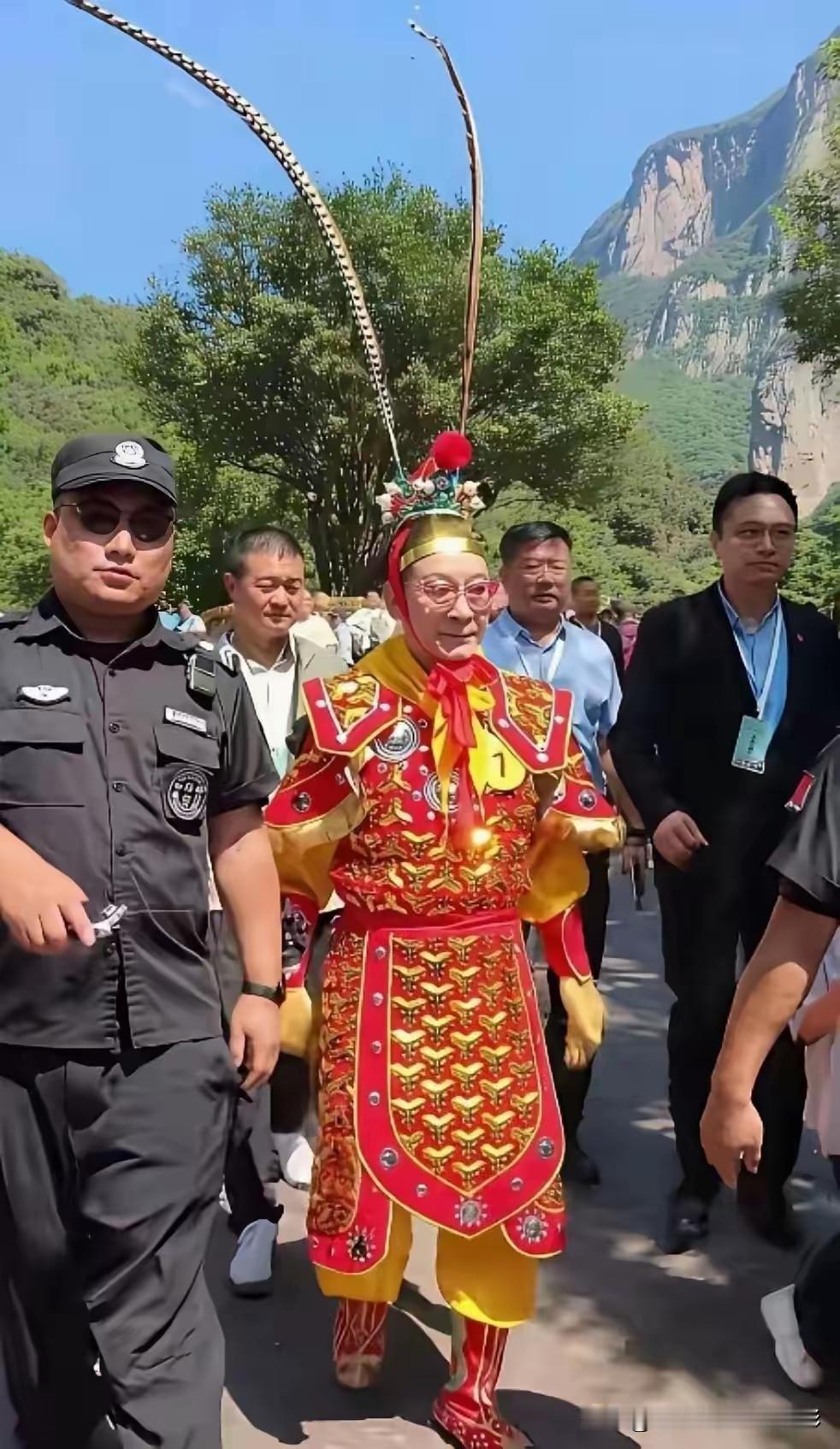 王铎：这是谁？看来也像大衣哥一样，出来开场子挣钱。这说明中国的钱，真是好挣。