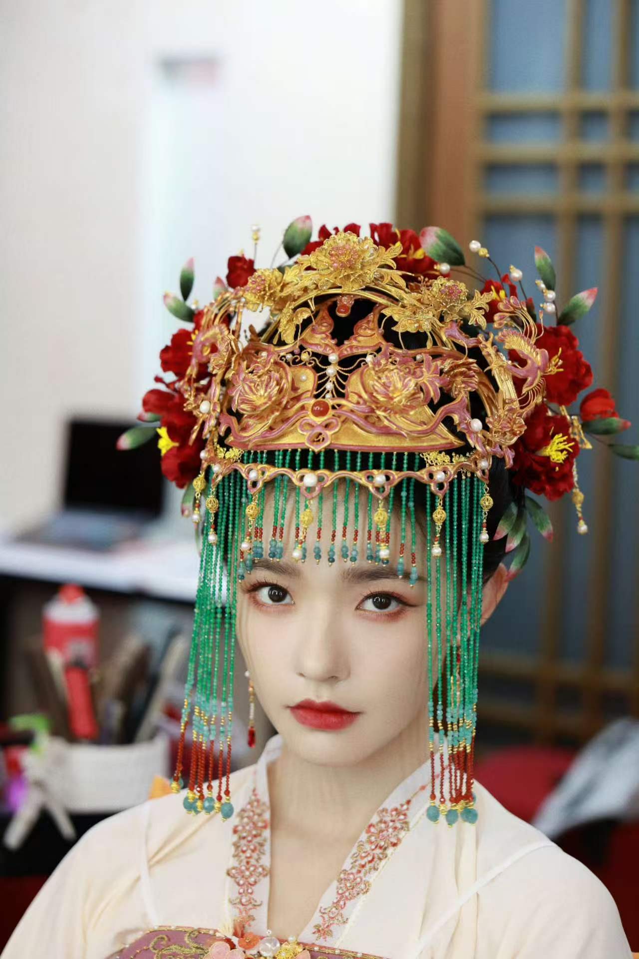 张凌赫林允这两张脸赢麻了 光看路透就被林允惊艳到了，骨相美人放到古装里就是降维打