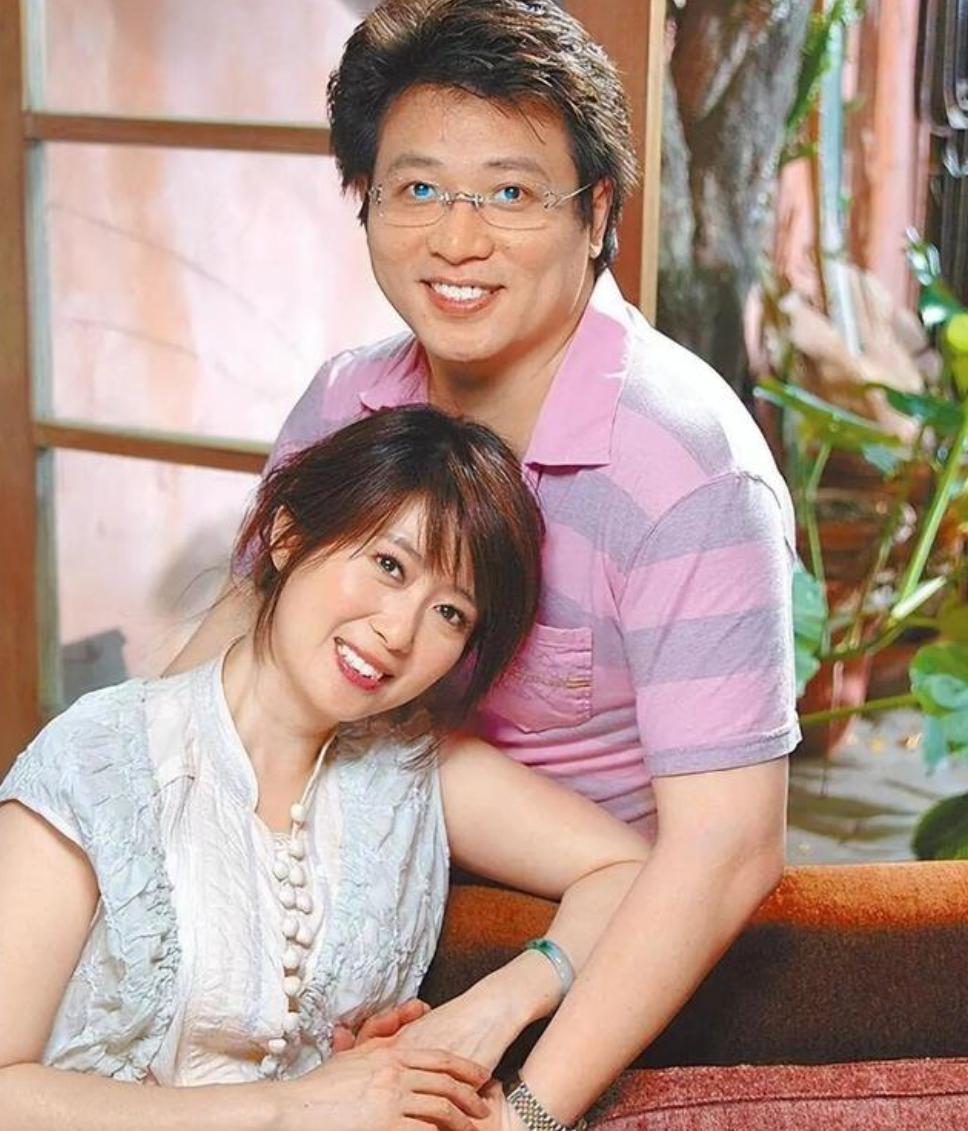 56岁孟庭苇近况曝光！因遭家暴与张志鹏离婚，如今与儿子相依为命
娱乐