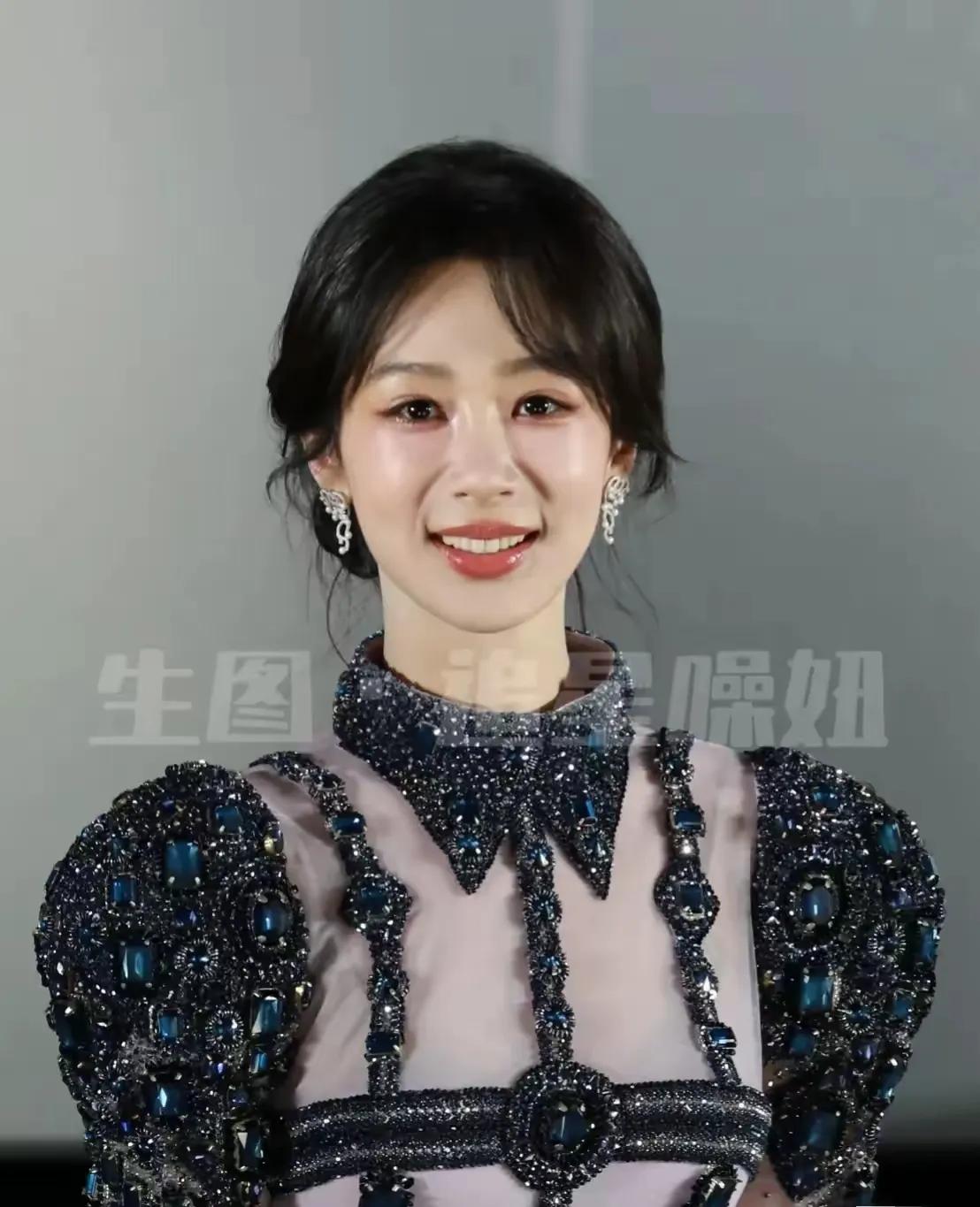 杨紫的长相确实让人移不开眼。小时候她确实不算出众，宋丹丹说她不适合这条路也不是没