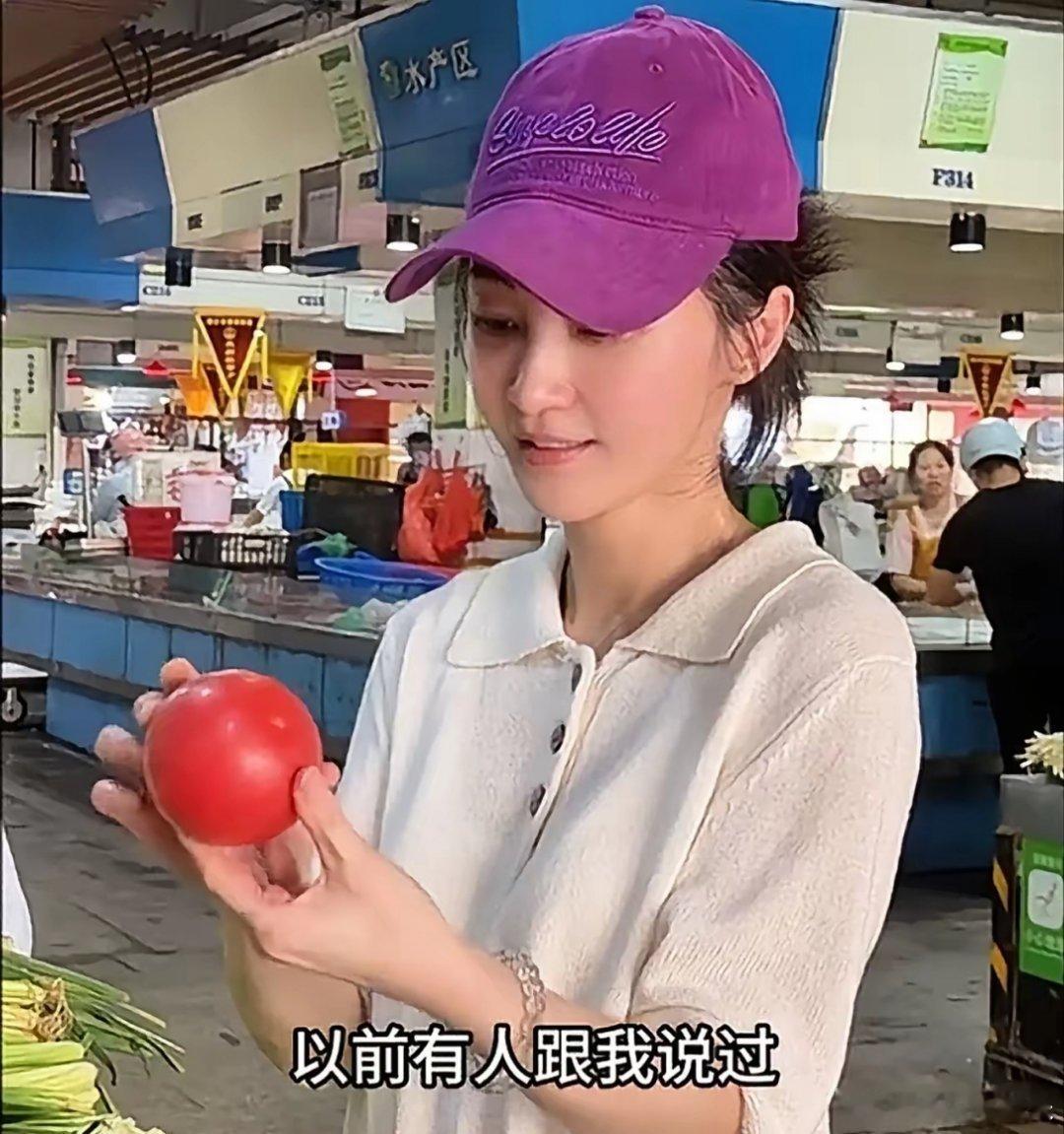 8月6日，姚笛发了一个去菜市场买西红柿的视频了她拿着西红柿很忧郁的说：“以前有一