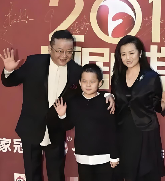 已经77岁的他，为了17岁的儿子，他拍卖了珍藏多年的官窑瓷器，拍得整整三千万。谁