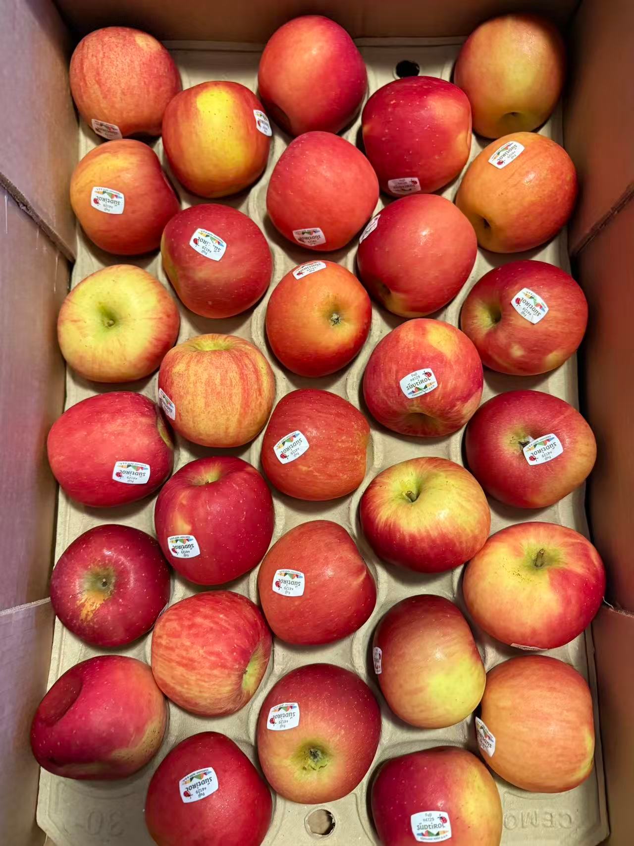 正当家里苹果🍎吃完之际，家姐定的苹果🍎如约而至赶到了，，，哈哈哈哈 
