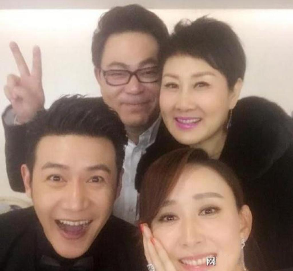 4星同框：我只认出了短发利落、眉欢眼笑的张凯丽与目若朗星、开怀大笑的陆毅，那位戴