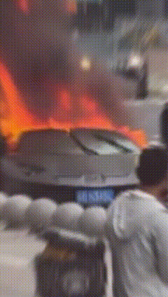 都烧成一堆灰烬了，还在那“挤眉弄眼”。
哪位少爷的兰博基尼大牛烧了？这可是价值千
